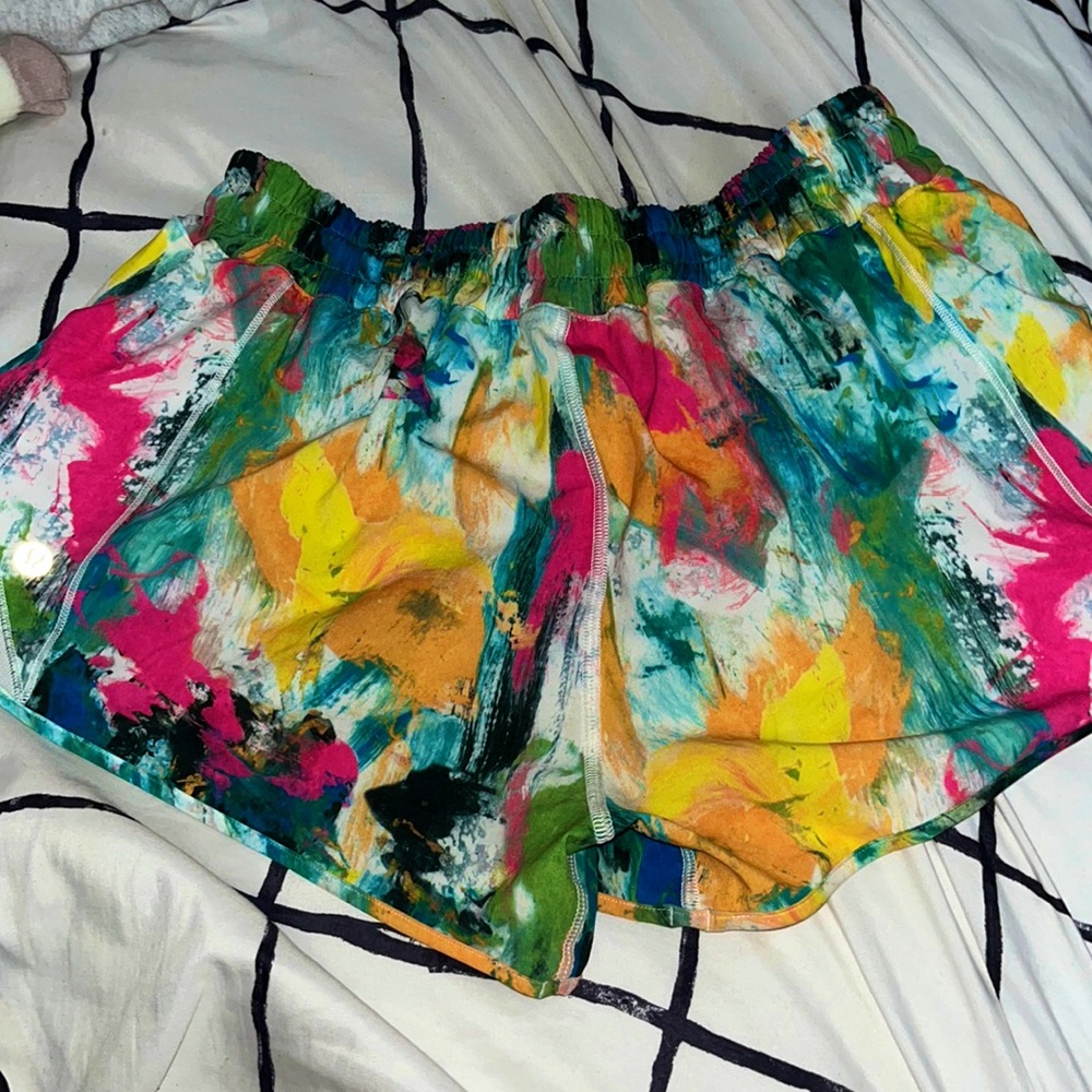 Lululemon Hotty hot low rise lined shorts 2.5 size 4